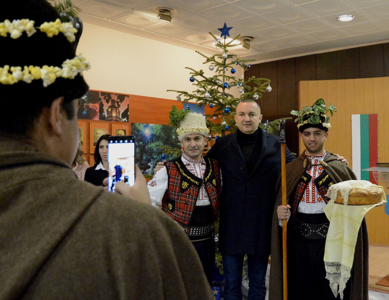 Коледари станаха полазници в Община Варна (СНИМКИ)